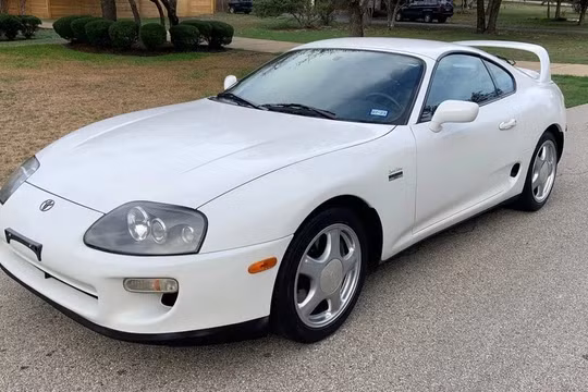 Toyota Supra 15 năm tuổi được bán với giá gần 75.000 USD