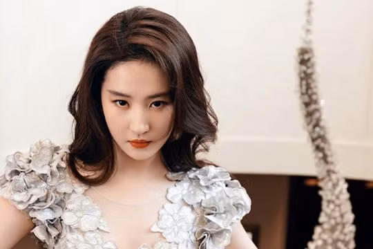 Lưu Diệc Phi đẹp lạnh lùng và đầy quyến rũ trong bộ váy đặc biệt