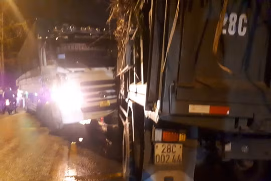 Sơn La: Va chạm giữa 2 xe tải, quốc lộ 6 ùn tắc nhiều giờ