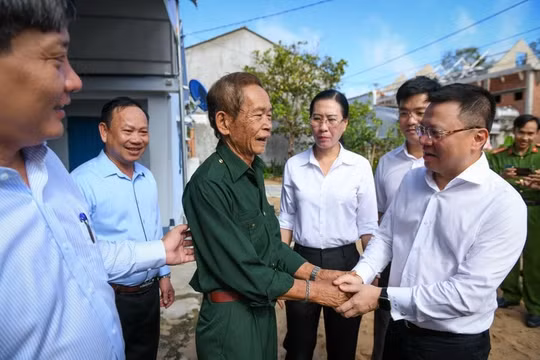 Báo Nhân Dân trao tặng 5 nhà tình nghĩa cho gia đình chính sách ở Quảng Ngãi