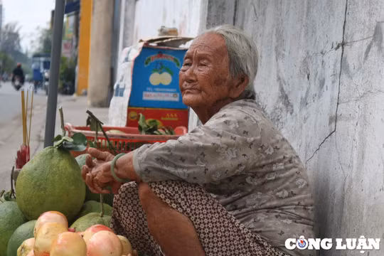 Cụ bà 92 tuổi bán trái cây lề đường, nuôi con tâm thần