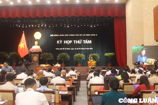 Chủ tịch UBND TP HCM ngồi bàn chất vấn tại kỳ họp HĐND thứ 8