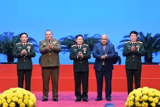 Trao Huân chương của Cộng hòa Cuba tặng các cán bộ quân đội Việt Nam