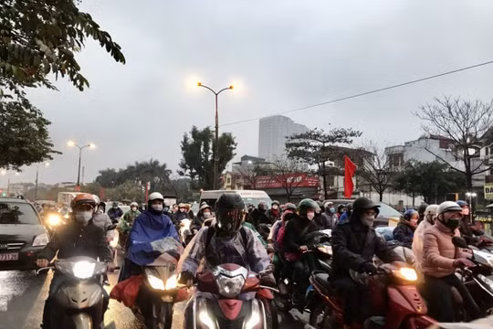 Khung cảnh trái ngược ngày 6 Tết: Bến xe khách đìu hiu, đường cửa ngõ Thủ đô ùn tắc