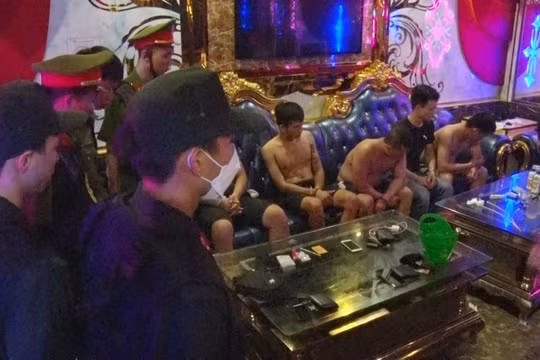 Tạm giữ 42 đối tượng tụ tập ‘bay lắc’ trong quán Karaoke Thiên Đường II