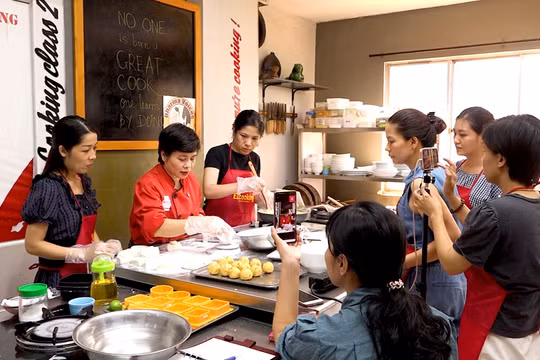 Cận Tết Trung thu, dịch vụ dạy làm bánh handmade “hút khách”