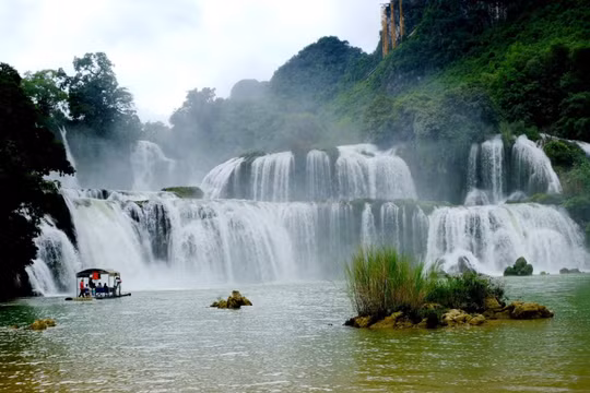 Thác Bản Giốc vào mùa lễ hội
