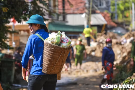 Bài 3 - Nghệ An: Nắng lên, người dân "lội bùn, vượt lũ" đi nhận quà hỗ trợ