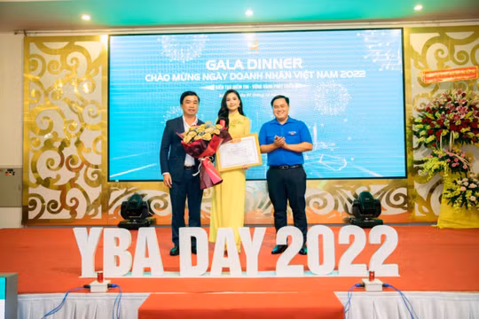 Hoa hậu Nguyễn Thanh Hà vinh dự nhận Bằng khen từ quê hương Bến Tre