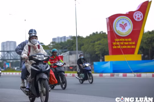 Hà Nội trở lạnh, nhiệt độ xuống dưới 20 độ C, người dân áo ấm, khăn choàng ra đường