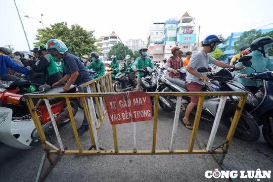 TP. HCM: Không đổ được xăng, tài xế công nghệ tắt ứng dụng, mếu máo vì thu nhập giảm