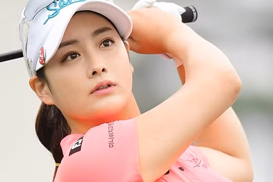 Nữ golf thủ bị đồn cặp kè Bi Rain xinh đẹp và quyến rũ ra sao?