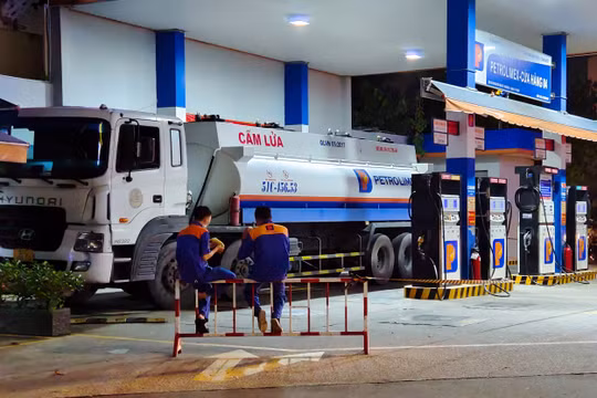 TP. HCM huy động 80 xe bồn cấp xăng cho các cửa hàng