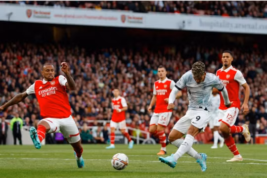 Đánh bại Liverpool, Arsenal hiên ngang đòi lại ngôi đầu từ Man City