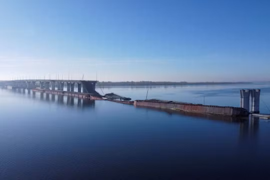 Người Ukraine chờ đợi người thân vượt sông trở lại Kherson