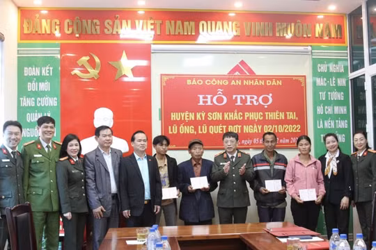 Báo CAND trao tặng sổ tiết kiệm cho 4 gia đình có nhà bị lũ cuốn trôi tại Kỳ Sơn (Nghệ An)