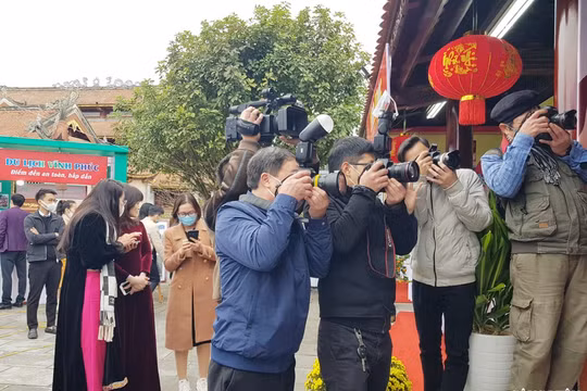Báo Tết vào mùa