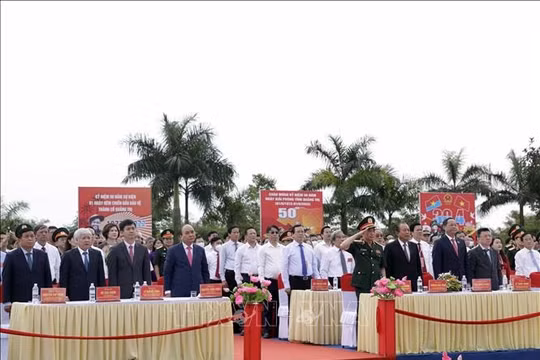Chủ tịch nước Nguyễn Xuân Phúc dự Lễ thượng cờ Thống nhất non sông tại Quảng Trị