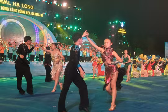 Carnaval Hạ Long 2022 thu hút hàng vạn người tham gia