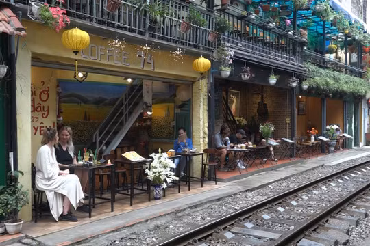 Hà Nội: Sau lệnh cấm, phố cà phê đường tàu mở cửa trở lại đúng dịp lễ 30/4 - 1/5