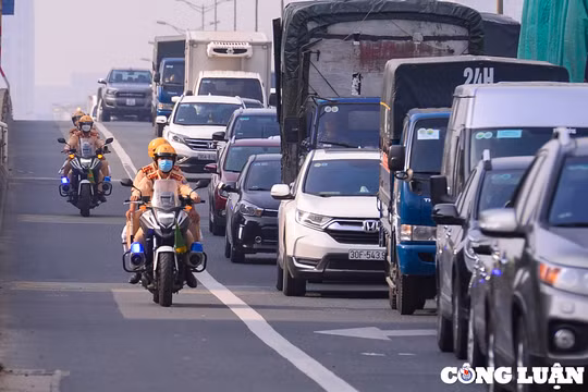 Hà Nội: CSGT sử dụng xe mô tô tuyên truyền nhắc nhở lái xe trên tuyến Vành đai 3