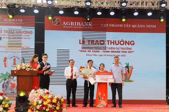 Agribank trao sổ Tiết kiệm 01 tỷ đồng cho khách hàng trúng giải Đặc biệt Chương trình “Mùa hè Xanh – Tăng nhanh tích lũy”