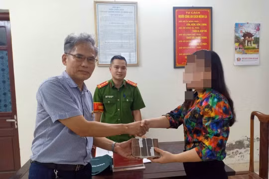 Hà Nội: Người phụ nữ trả lại 200 triệu đồng bị đánh rơi cho vị tiến sĩ