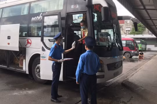 Yêu cầu kê khai và giảm giá cước vận tải khi giá xăng dầu giảm sâu