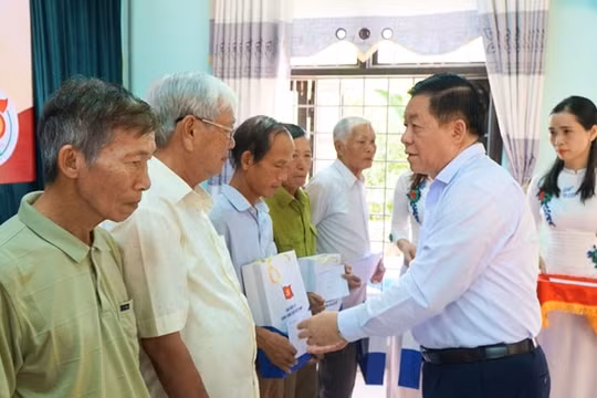 Trưởng Ban Tuyên giáo Trung ương tặng quà các gia đình chính sách tại tỉnh Quảng Trị