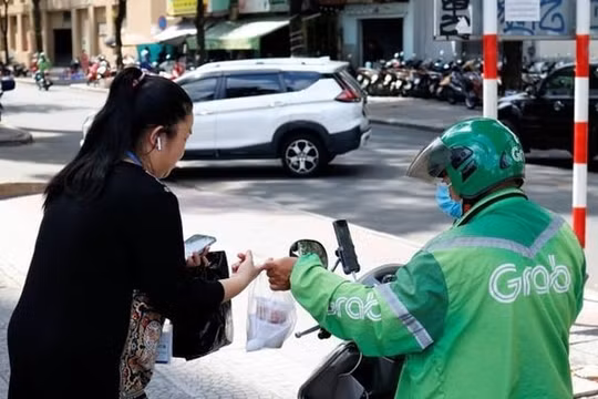 Grab cần minh bạch việc thu phụ phí nắng nóng
