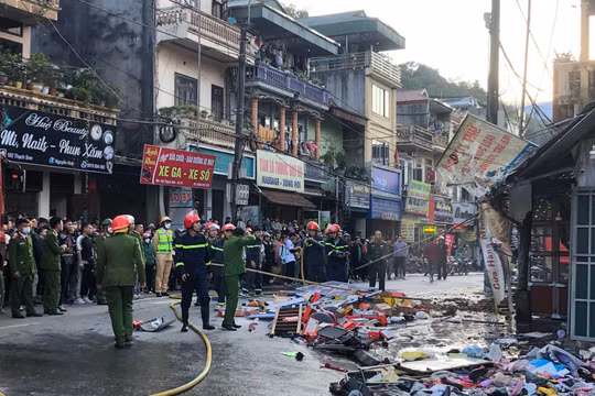 Lửa thiêu rụi cửa hàng may tại thị xã Sa Pa khi chủ vắng nhà