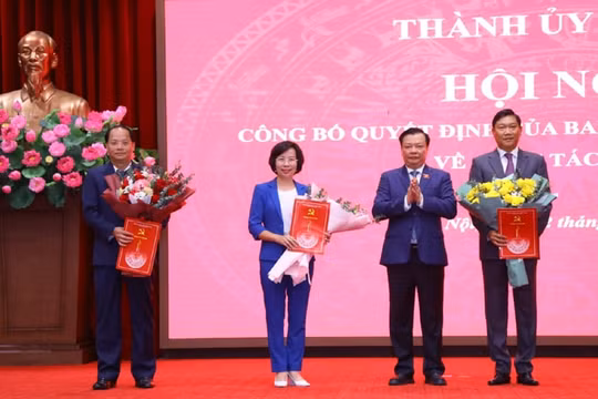 Ban Thường vụ Thành ủy Hà Nội trao 3 quyết định về công tác cán bộ