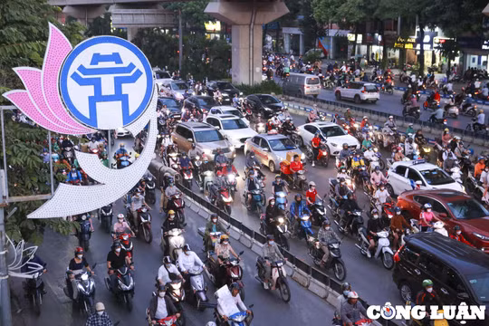 Phân làn đường Nguyễn Trãi “có cũng như không”, người dân vẫn “mạnh ai nấy đi”