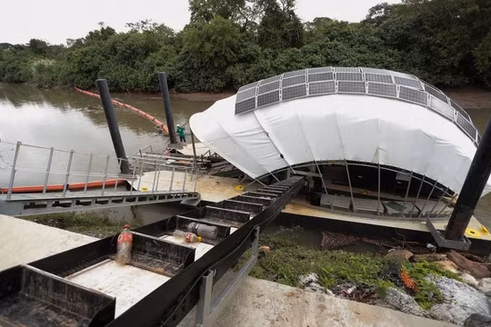 Máy vớt rác năng lượng mặt trời giúp sông Panama trong xanh trở lại
