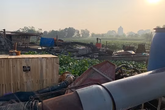 Bị lực lượng chức năng kiểm tra, 2 đối tượng khai thác cát nhảy xuống sông bỏ trốn