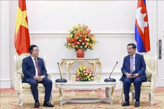 Chủ tịch Quốc hội Vương Đình Huệ hội kiến Thủ tướng Campuchia Hun Sen