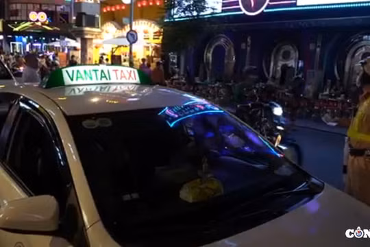 Phát hiện taxi ‘dù’ hoạt động bát nháo, tài xế trang bị cả tuýp sắt, gậy gỗ