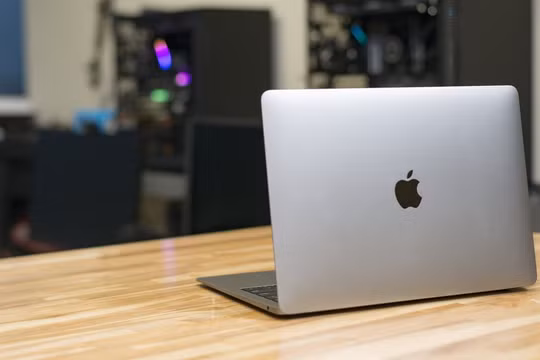 Nhu cầu mua laptop sụt giảm rất mạnh, nhiều nhà bán lẻ “vỡ mộng”