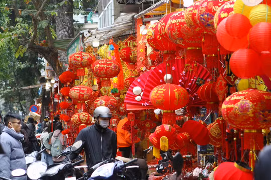 Phố Hàng Mã ‘thay áo mới’, rộn ràng không khí chào đón năm 2023