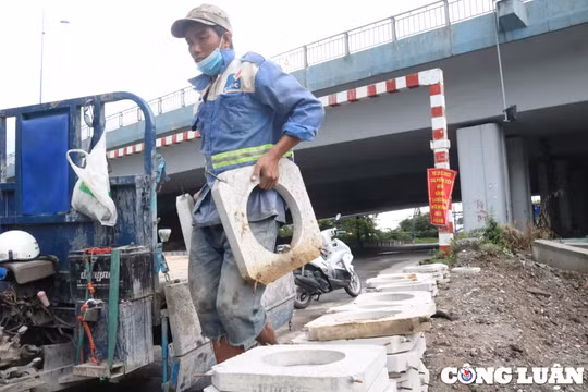 TP. HCM: Bị chặn dưới dạ cầu Rạch Chiếc, người dân khổ sở leo lề