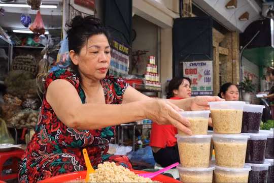 Người dân Thủ đô tấp nập đi chợ sắm lễ đón Tết Đoan Ngọ
