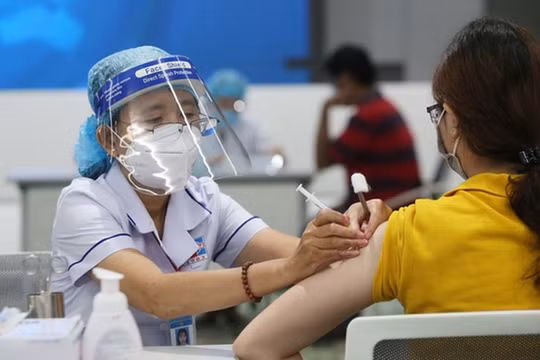 Thủ tướng chỉ đạo đẩy nhanh tiêm vắc xin phòng Covid-19 mũi 3, mũi 4