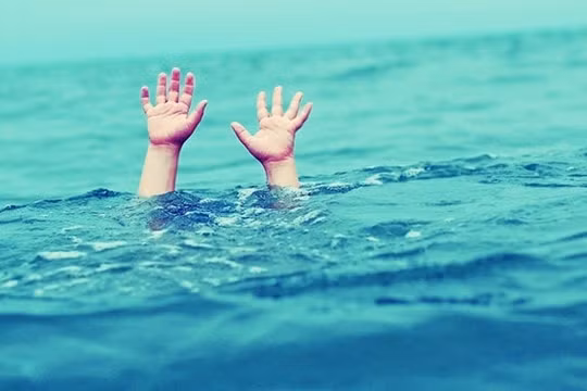 Đi chơi với gia đình, trẻ rơi 2 phút trong bể bơi mới được phát hiện