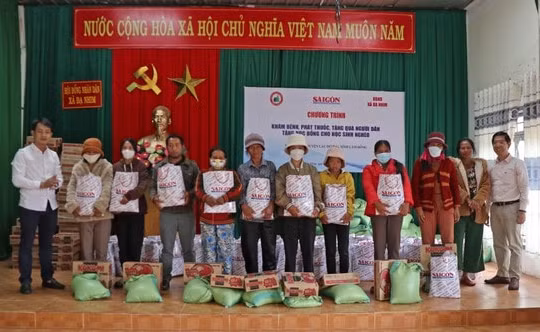 Báo Sài Gòn Giải Phóng tổ chức trao quà, khám bệnh miễn phí đồng bào khó khăn
