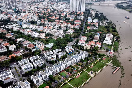 Hành lang bờ sông Sài Gòn gần như bị 'độc chiếm', người dân không lối ra sông