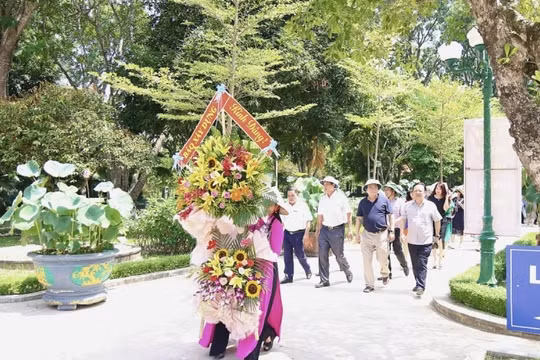 Báo Xây dựng dâng hương tưởng niệm tại Khu di tích Kim Liên và tặng quà cho các gia đình chính sách