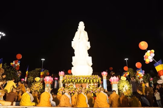 An vị tôn tượng Quán Thế Âm Bồ-tát tại chùa Bầu (Vĩnh Phúc)