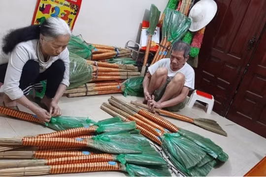 28 năm bên những chiếc chổi của đôi vợ chồng già khiếm thị