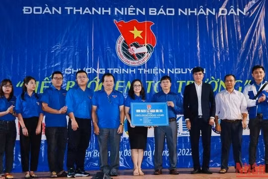 Đoàn Thanh niên Báo Nhân Dân trao quà và tổ chức Tết Trung thu cho trẻ em vùng cao