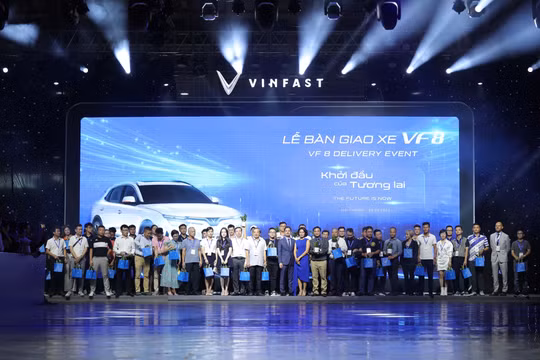 VinFast bàn giao 100 ô tô điện VF 8 đầu tiên chuẩn bị xuất khẩu ra quốc tế